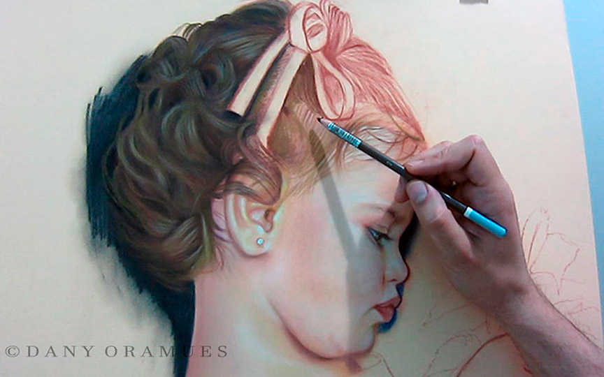 Mano del artista Dany Oramues dibujando el pelo de una niña