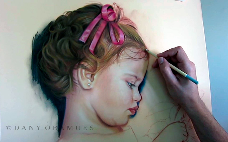 Dibujando los detalles del pelo de una niña