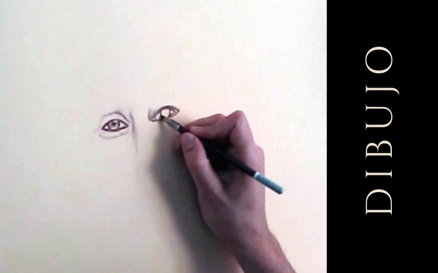 Dibujando ojos con un lápiz pastel