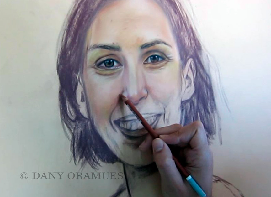 Dany Oramues pintando el rostro de una mujer