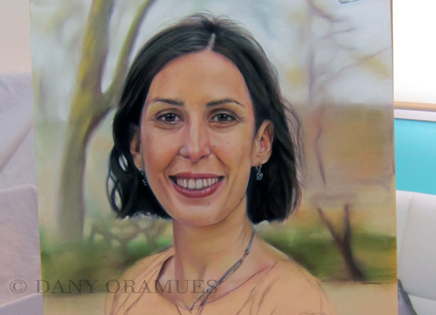 Detalle proceso creativo de un retrato al pastel de una mujer
